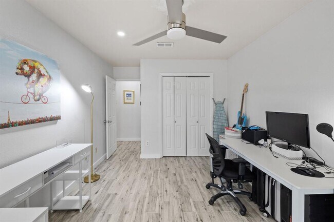 Building Photo - 1015 E Yager Ln