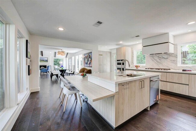 Building Photo - 2907 Fontana Dr