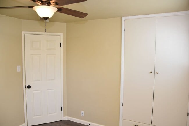 Building Photo - Steilacoom 2 Bed 1 Bath with Large Fenced in Backyard