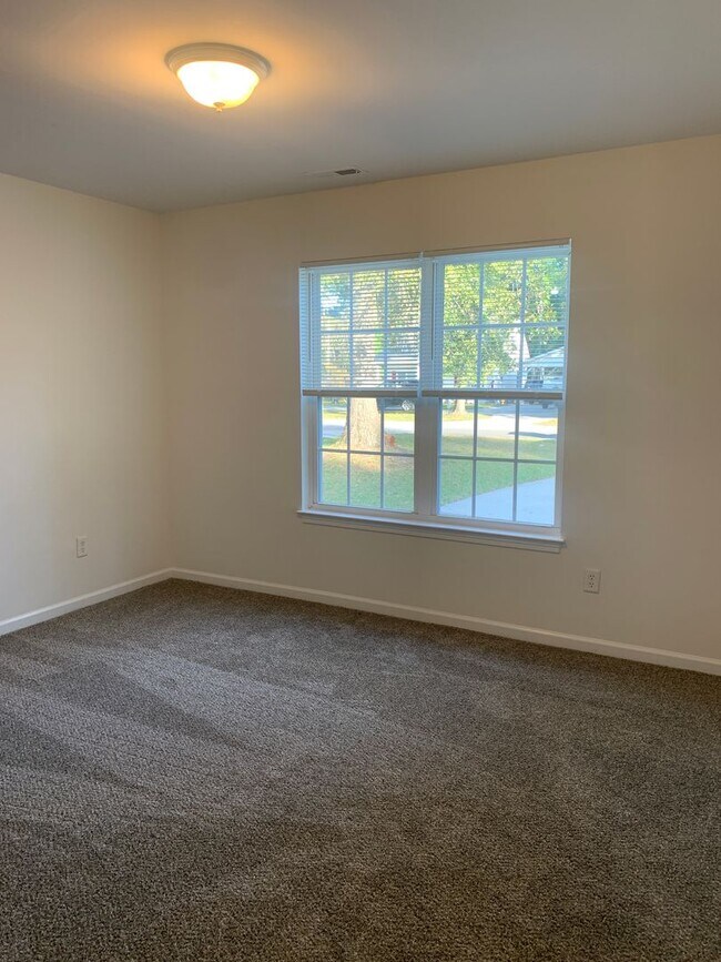 Building Photo - 3 Bedroom 2 Bath House on Victory Gardens Available Now