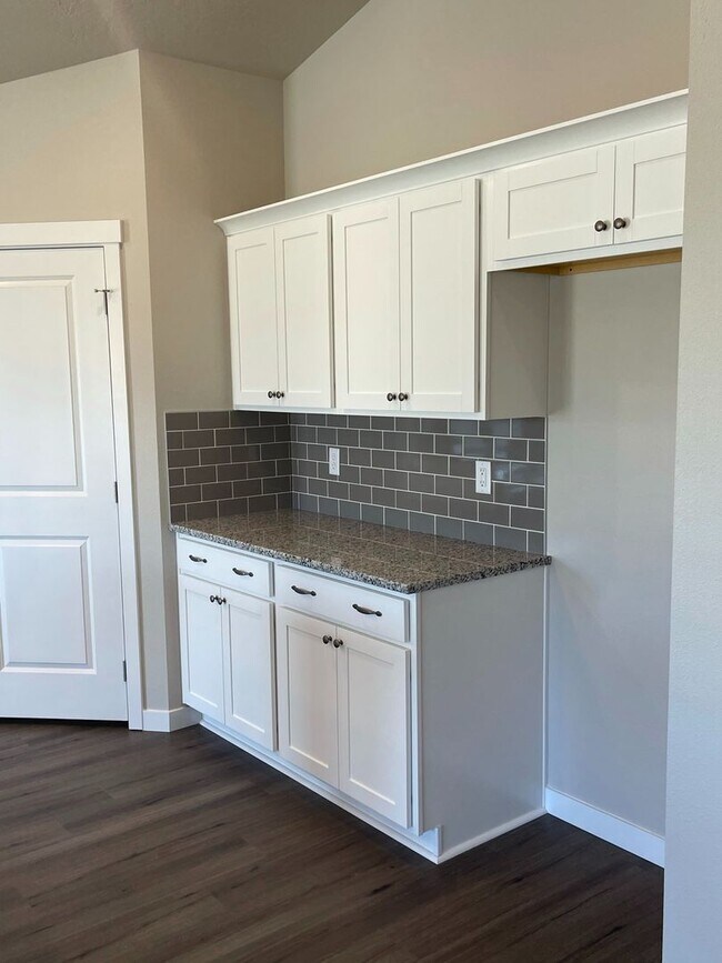 Building Photo - 4 bedroom 2 bath large loft area upstairs / All bedrooms downstairs