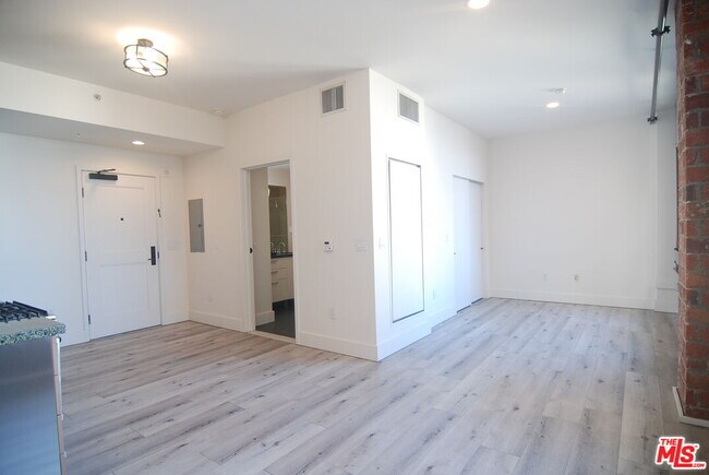 Building Photo - 460 S Spring St