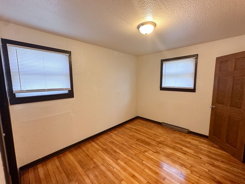 Building Photo - 419 S Oak St