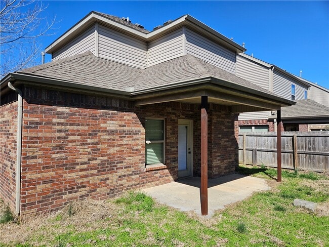 Building Photo - 2652 N Valencia Ave