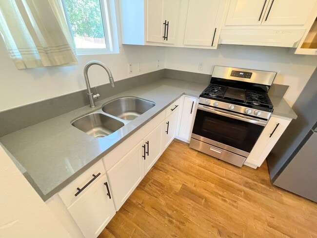 Building Photo - 1BD/1BTH COMING SOON!