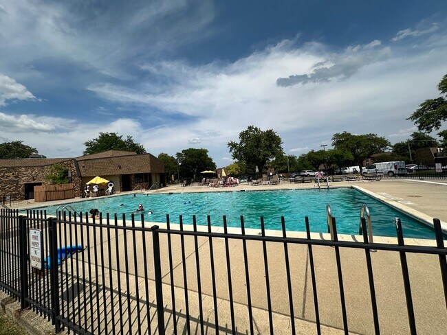 Building Photo - 2216 Country Club Dr