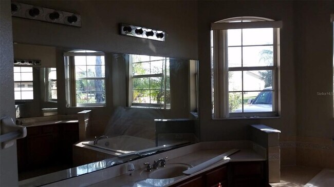 Building Photo - 3504 Somerset Cir
