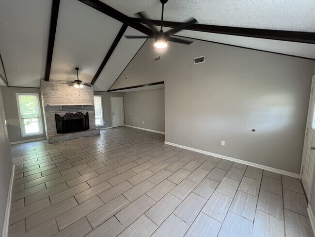 Building Photo - Charming 3-Bedroom Home on Quiet Dead-End ...
