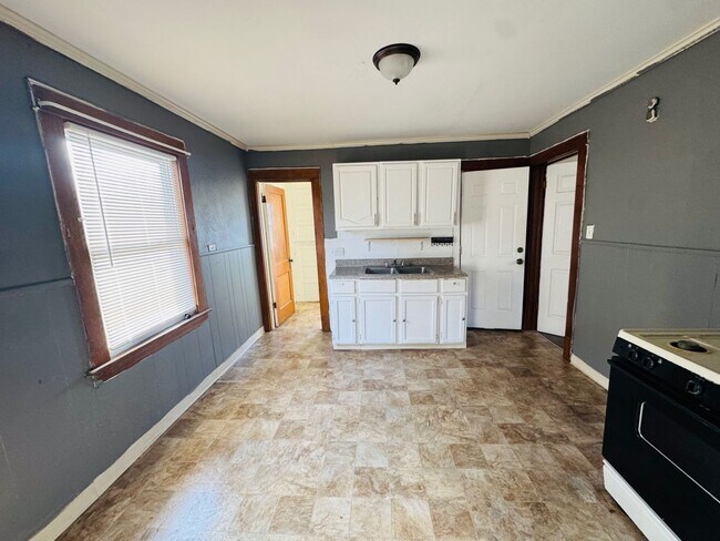 Building Photo - 2816 E 125th St