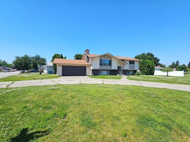 Building Photo - $2,700 – Spacious 4 Bed / 2 Bath Home in S...