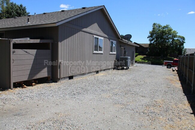 Building Photo - 4311 Desert Pl