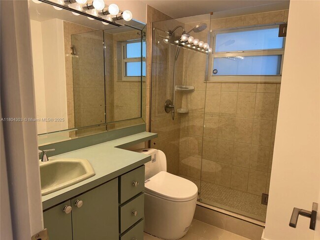 Building Photo - 16450 Miami Dr
