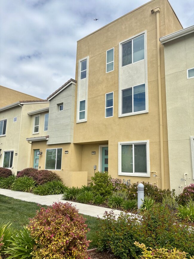 Building Photo - STUNNING (3 Story - Sprawling Floor Plan) ...