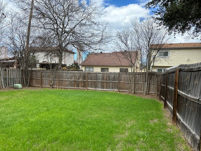 Building Photo - CUTE 3 BEDROOM 2 BATH IN NORTHSIDE ISD