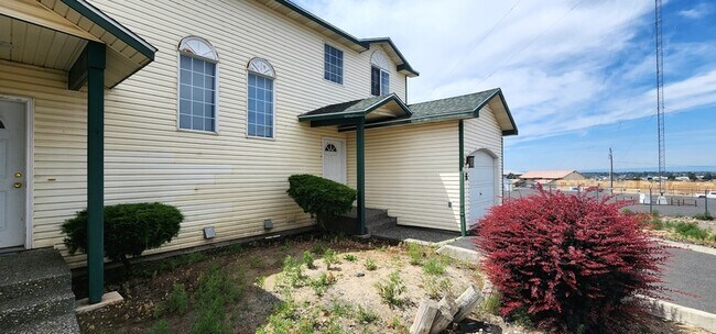 Building Photo - 1330 S Skyline Dr