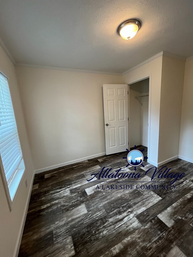 Building Photo - MOVE IN SPECIAL 3BR/2Bth offering Private Lake Access, Open Floor Plan, Pet Friendly