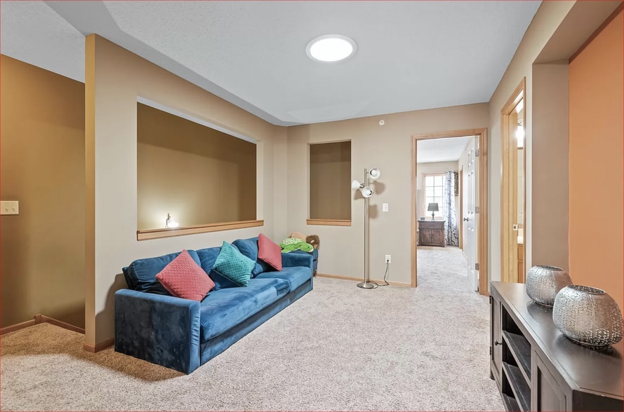 Loft - 12450 Flanders Ct NE