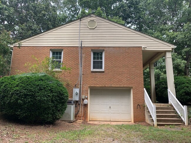 Building Photo - Split Foyer Home in Rustburg