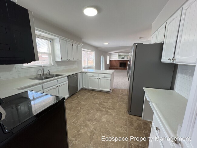 Building Photo - Four Bedroom House in the Smoky Hill neigh...