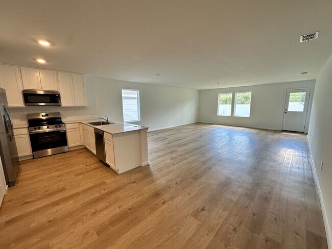 Building Photo - 515 Artemis St