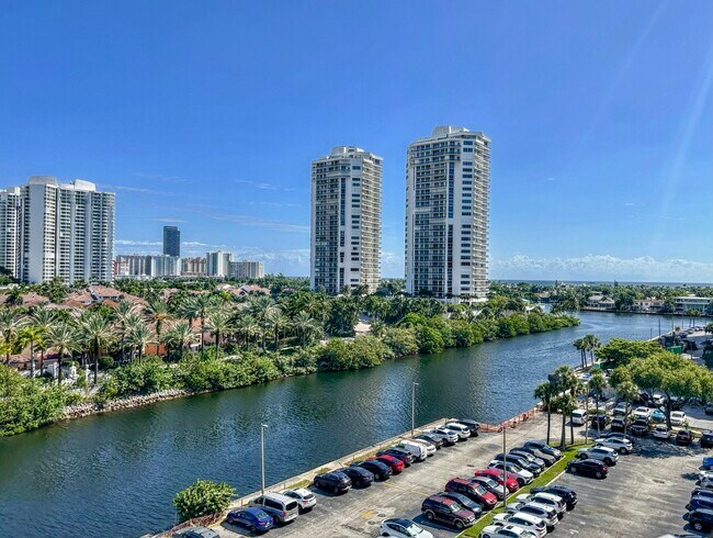 Building Photo - 3701 N Country Club Dr