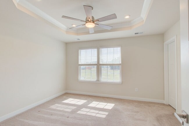 Building Photo - Like New End Unit Townhome, 3 Bed 2.5 Bath