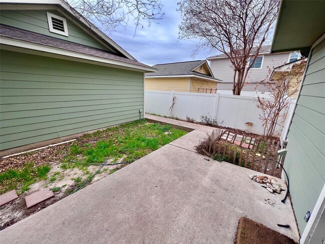Building Photo - 804 Palo Duro Dr