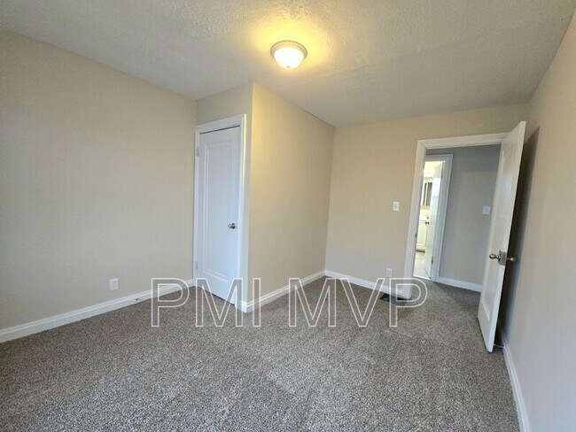 Building Photo - 523 Townsend Ave