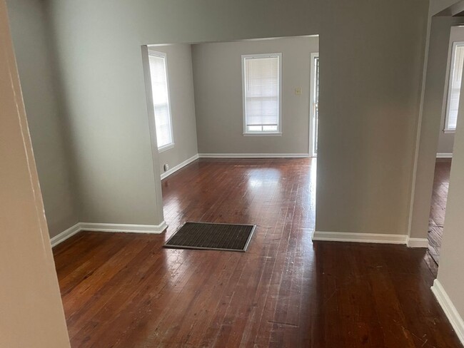 Building Photo - Move-in Special! 1/2 off first month's rent!
