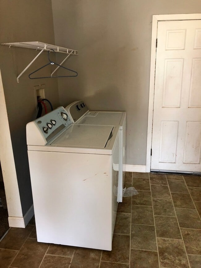 Building Photo - 3 bedroom/2 bath home