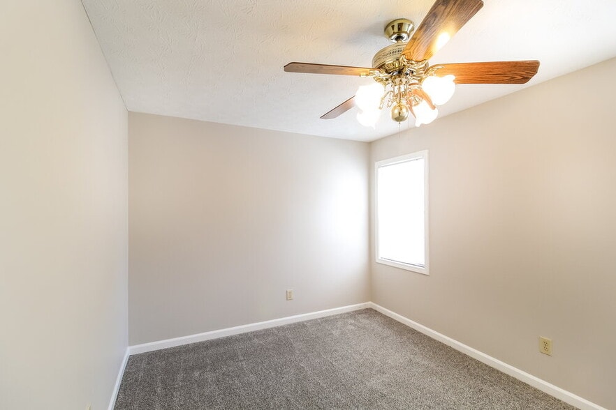 Building Photo - 2915 Emerson Lake Dr