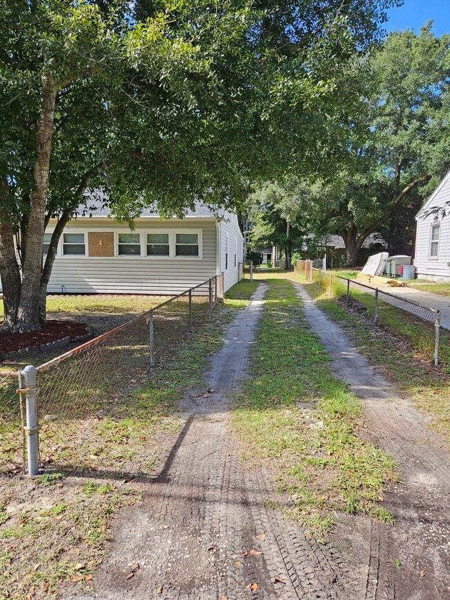 Building Photo - Fully Renovated Hanahan Home!