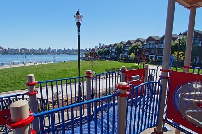 Building Photo - 326 Midland Ct