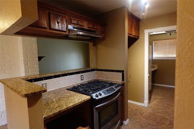 Building Photo - 6314 Sandy Oaks Dr