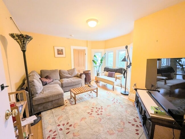 Building Photo - 613 Summer St