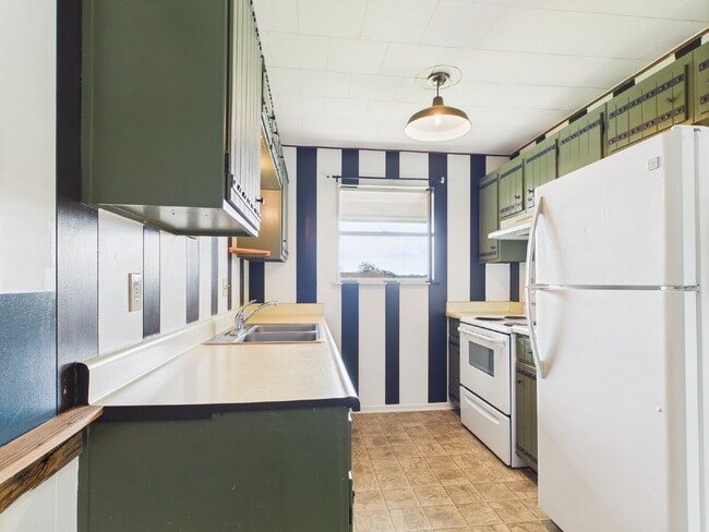 Building Photo - "Charming 1-Bedroom Haven in Fredericksbur...