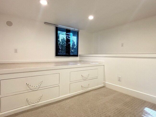 Building Photo - Stunning Remodel Near 9th & 9th!
