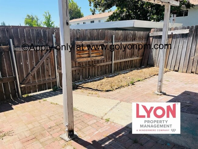 Building Photo - Darling, Spacious 3 bedroom Condo in beaut...