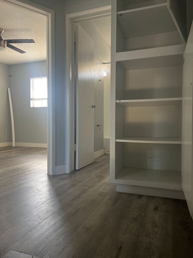 Building Photo - Beautiful 2 bedroom 1 1/2 bath town home l...