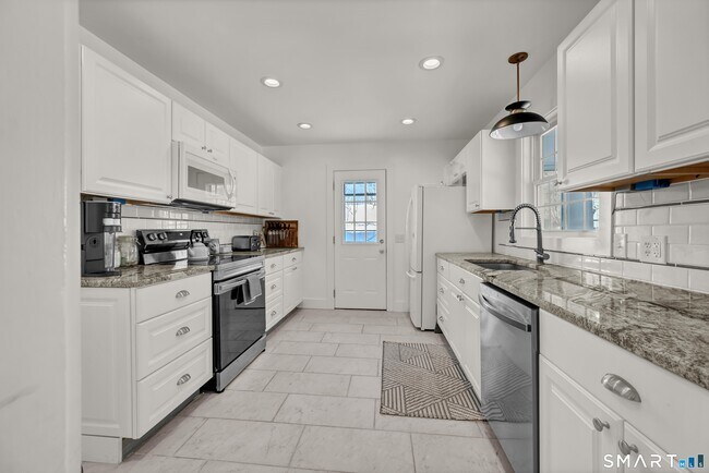 Building Photo - 5 Main Dr