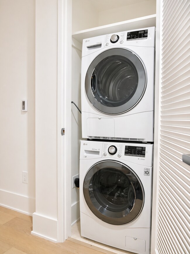 Building Photo - Mid-Market Modern Studio for Effortless City Living