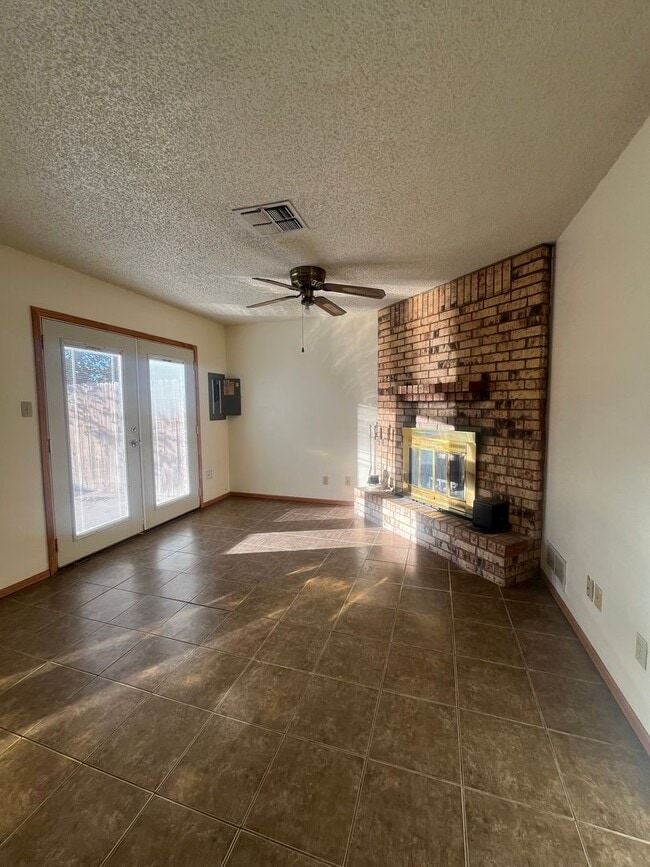 Building Photo - Townhouse with Garage!