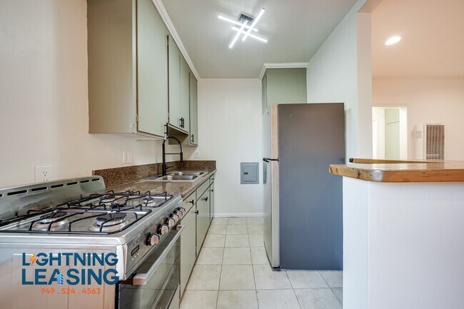 Building Photo - 3737 Inglewood-11D