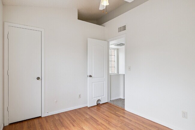 Building Photo - 2BR/1BA Townhome, Broadway & Alma School