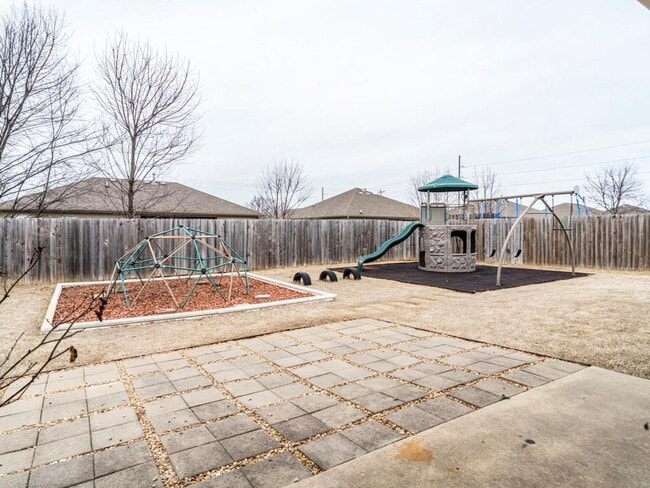 Building Photo - 140 Willow Dr