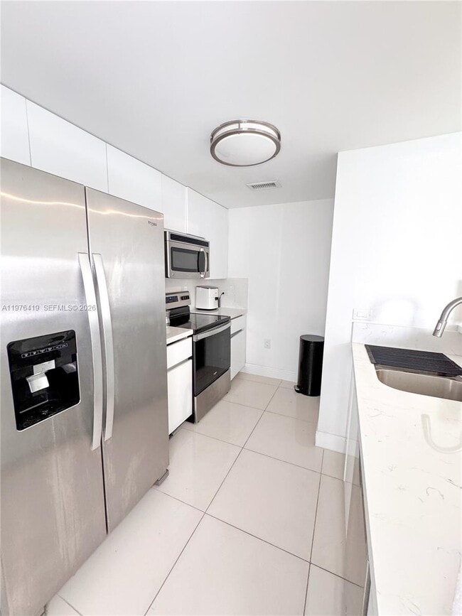 Building Photo - 1861 NW S River Dr