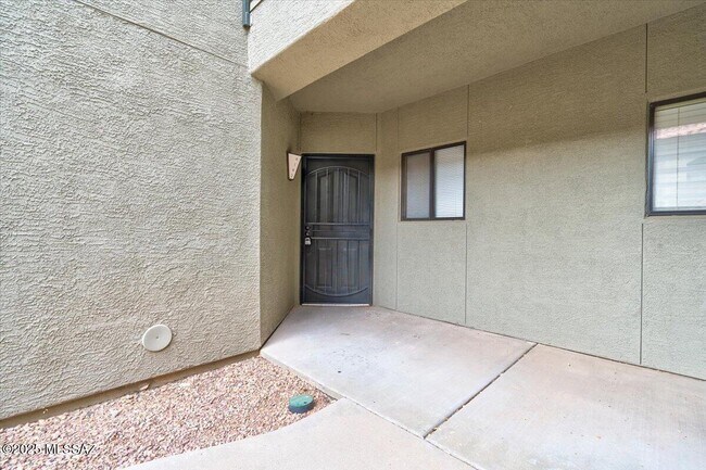 Building Photo - 5751 N Kolb Rd