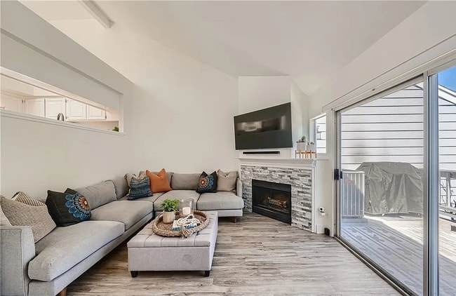 Building Photo - "Chic Coastal Living: Spacious 1-Bedroom C...