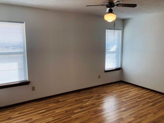 Building Photo - 3 bed , 2 full bath, 2 story , Newly updat...