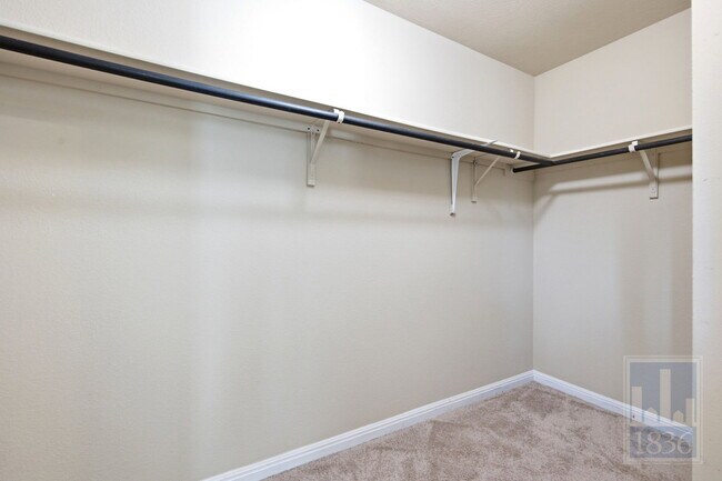 Building Photo - 821 Schefer St